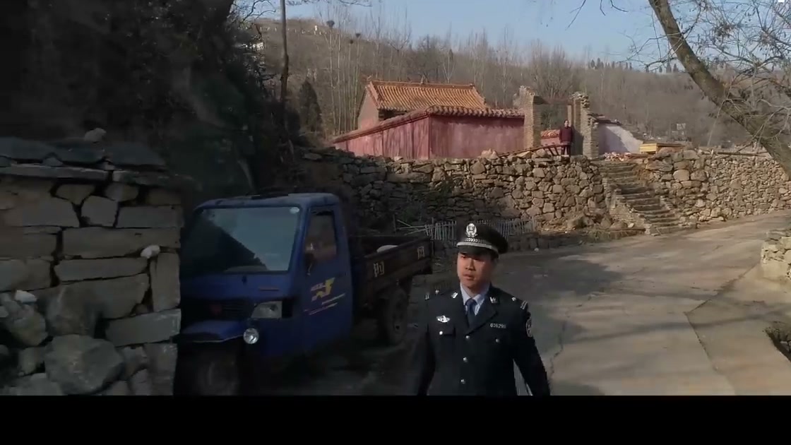 关帝庙外仍在调查的警察