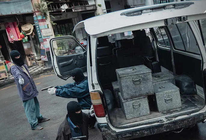 持枪蒙面匪徒劫走运钞车上的现金