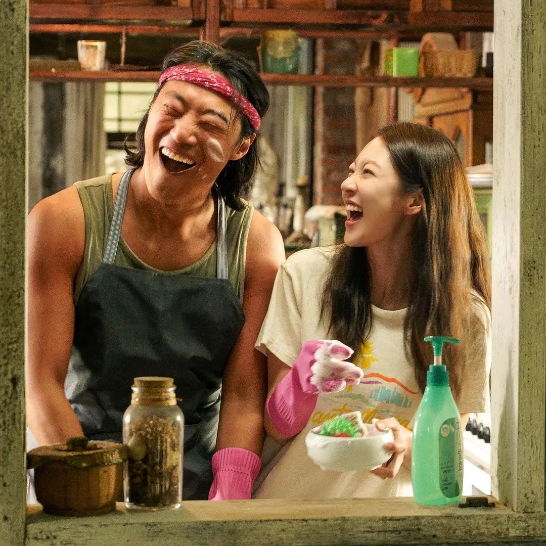 尚九与美娜一起做家务、有说有笑