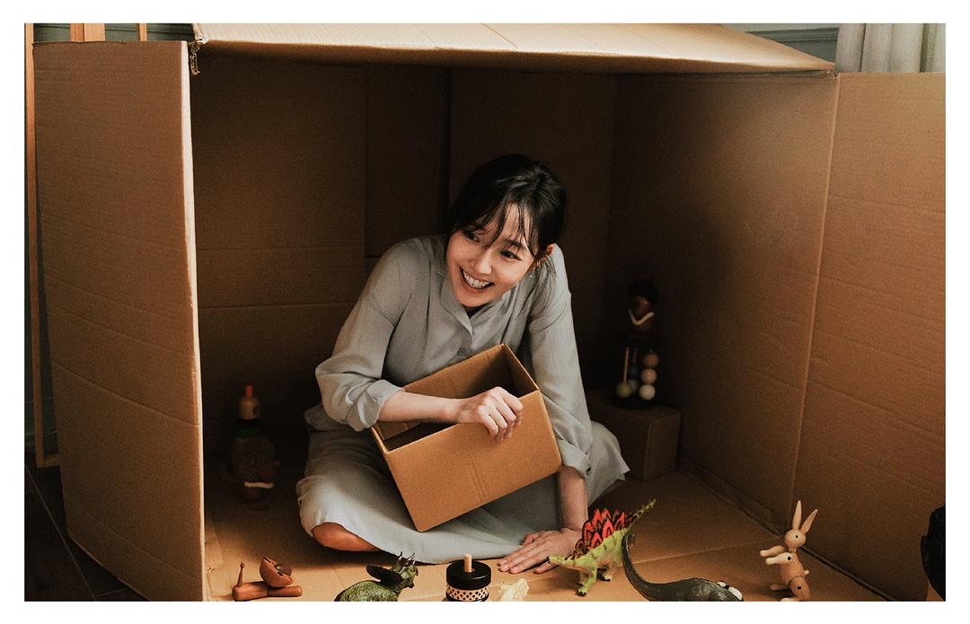 《许愿》中钻进纸箱、与玩具为伴的杨紫