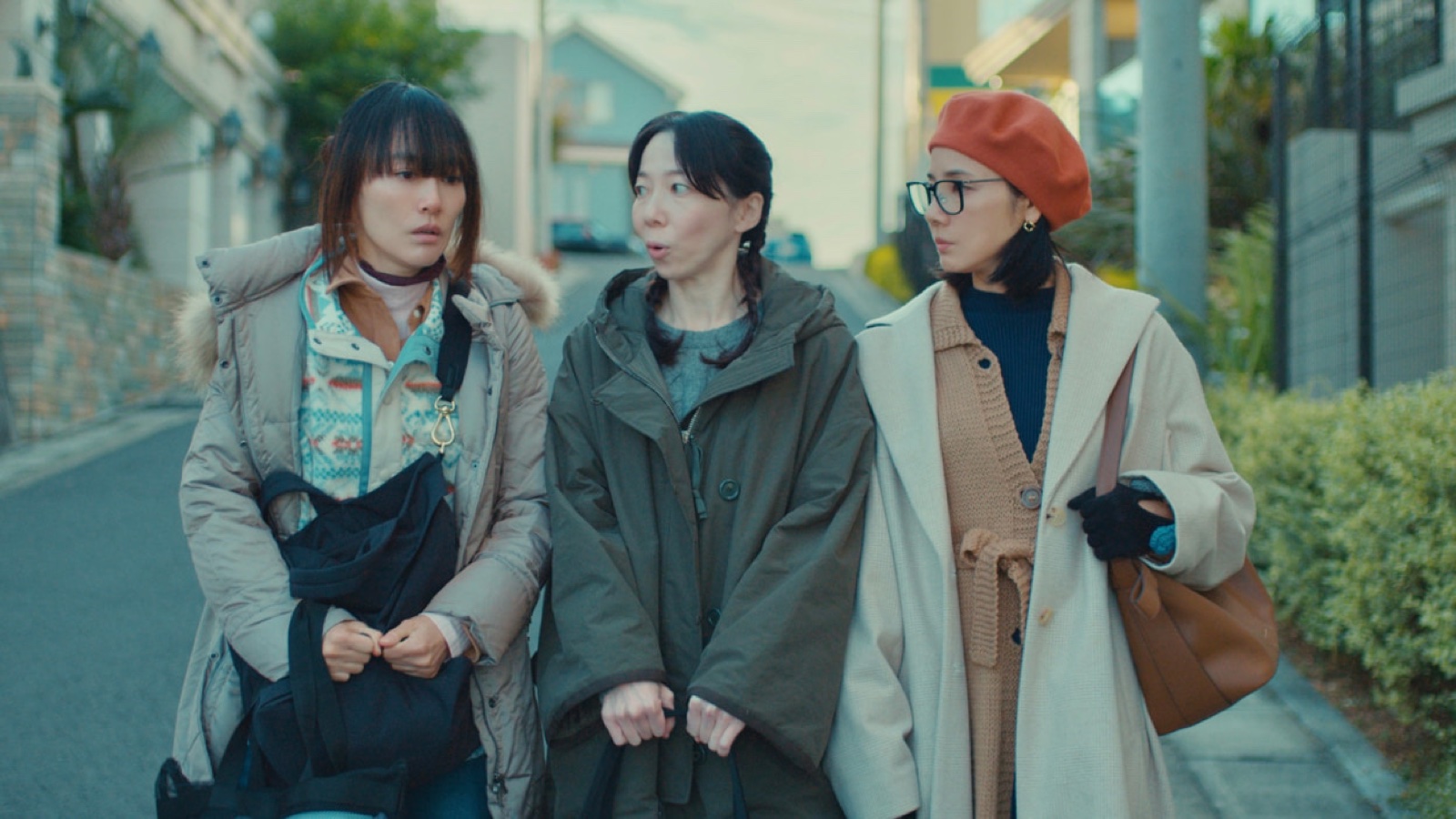 亚希子、惠与香苗结成临时同盟