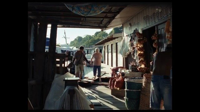 罗贝塔的船停靠在河边集市