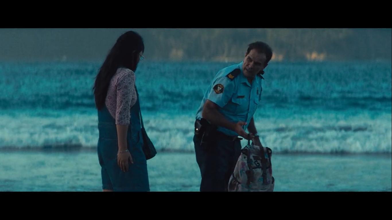 被冲上岸的背包，让镇上的人以为加比死于那场风暴