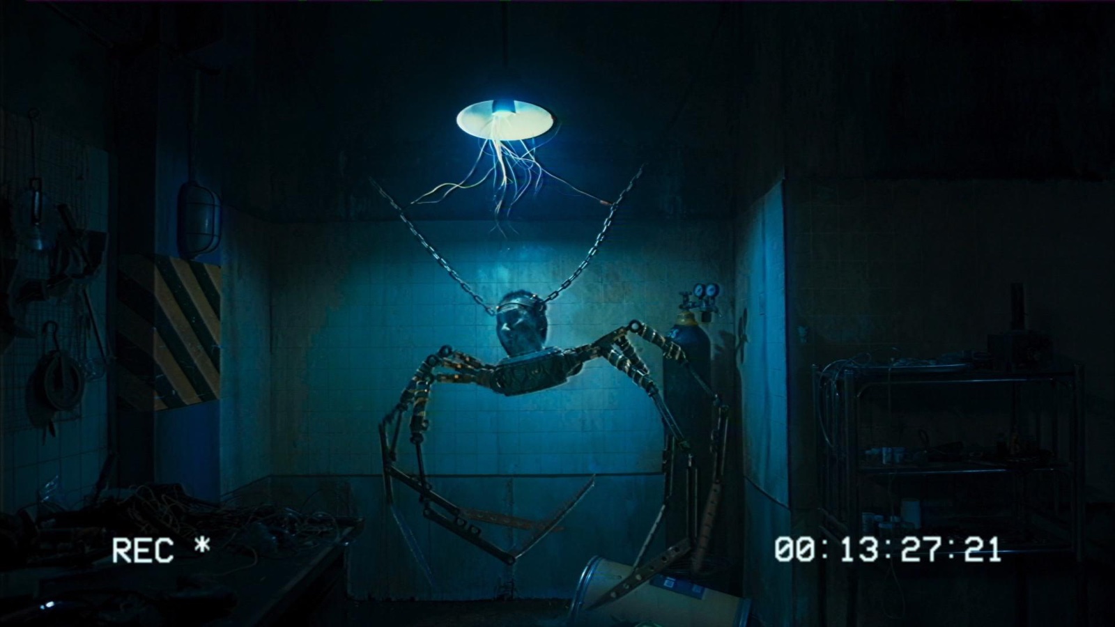 黑暗中翻倒敞开的空棺材